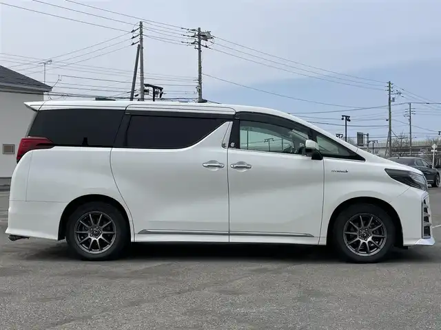 トヨタ アルファードハイブリット SR Cパッケージ 道央・札幌 2018(平30)年 10.4万km ホワイトパールクリスタルシャイン ４WD/TRDエアロ/JBLプレミアムサウンドシステム/純正ディーラーOPナビ/CD/DVD/BT/フルセグ/純正フリップダウンモニター/トヨタセーフティセンス/プリクラッシュセーフティ/横滑り防止装置/レーダークルーズコントロール/レーンキープアシスト/クリアランスソナー/ブラインドスポットモニター/パーキングサポートブレーキ/リアクロストラフィックアラート/ロードサインアシスト/アラウンドビューモニター/ビルトインETC2.0/ドライブレコーダー/デジタルインナーミラー/両側パワースライドドア/パワーバックドア/前席/２列目パワーシート/前席/２列目シートヒーター/前席エアシート/D席メモリーシート/N席/２列目オットマン/ステアリングリモコン/ハンドルヒーター/AC100V/電動パーキング/ブレーキホールド/プッシュスタート/スマートキー/LEDヘッドライト/オートライト/オートハイビーム/フォグランプ/電動格納ミラー/ウィンカーミラー/純正フロアマット/ドアバイザー/スペアキー/h粗衣社外AW付夏タイヤ積込/245/40/R20/2022年/山1mm
