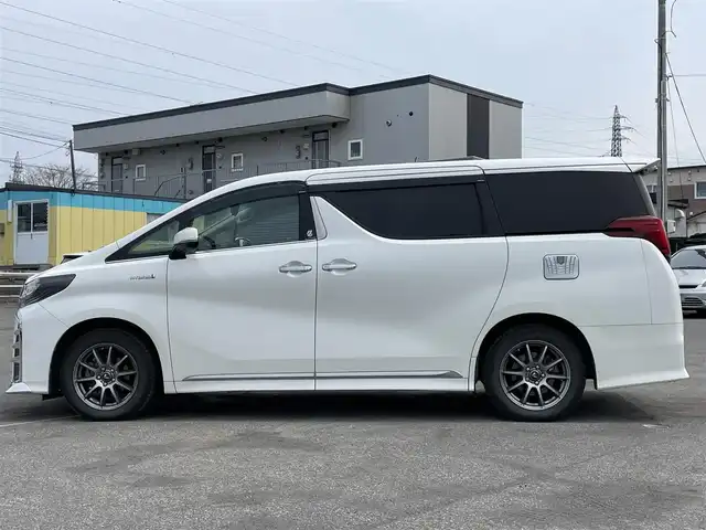 トヨタ アルファードハイブリット SR Cパッケージ 道央・札幌 2018(平30)年 10.4万km ホワイトパールクリスタルシャイン ４WD/TRDエアロ/JBLプレミアムサウンドシステム/純正ディーラーOPナビ/CD/DVD/BT/フルセグ/純正フリップダウンモニター/トヨタセーフティセンス/プリクラッシュセーフティ/横滑り防止装置/レーダークルーズコントロール/レーンキープアシスト/クリアランスソナー/ブラインドスポットモニター/パーキングサポートブレーキ/リアクロストラフィックアラート/ロードサインアシスト/アラウンドビューモニター/ビルトインETC2.0/ドライブレコーダー/デジタルインナーミラー/両側パワースライドドア/パワーバックドア/前席/２列目パワーシート/前席/２列目シートヒーター/前席エアシート/D席メモリーシート/N席/２列目オットマン/ステアリングリモコン/ハンドルヒーター/AC100V/電動パーキング/ブレーキホールド/プッシュスタート/スマートキー/LEDヘッドライト/オートライト/オートハイビーム/フォグランプ/電動格納ミラー/ウィンカーミラー/純正フロアマット/ドアバイザー/スペアキー/h粗衣社外AW付夏タイヤ積込/245/40/R20/2022年/山1mm