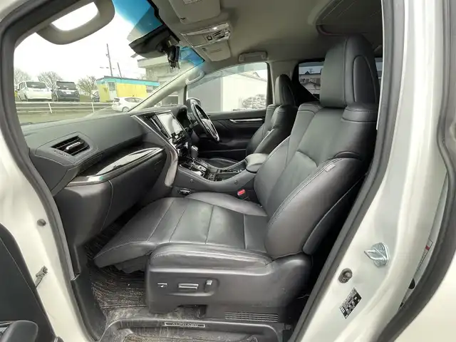 トヨタ アルファードハイブリット SR Cパッケージ 道央・札幌 2018(平30)年 10.4万km ホワイトパールクリスタルシャイン ４WD/TRDエアロ/JBLプレミアムサウンドシステム/純正ディーラーOPナビ/CD/DVD/BT/フルセグ/純正フリップダウンモニター/トヨタセーフティセンス/プリクラッシュセーフティ/横滑り防止装置/レーダークルーズコントロール/レーンキープアシスト/クリアランスソナー/ブラインドスポットモニター/パーキングサポートブレーキ/リアクロストラフィックアラート/ロードサインアシスト/アラウンドビューモニター/ビルトインETC2.0/ドライブレコーダー/デジタルインナーミラー/両側パワースライドドア/パワーバックドア/前席/２列目パワーシート/前席/２列目シートヒーター/前席エアシート/D席メモリーシート/N席/２列目オットマン/ステアリングリモコン/ハンドルヒーター/AC100V/電動パーキング/ブレーキホールド/プッシュスタート/スマートキー/LEDヘッドライト/オートライト/オートハイビーム/フォグランプ/電動格納ミラー/ウィンカーミラー/純正フロアマット/ドアバイザー/スペアキー/h粗衣社外AW付夏タイヤ積込/245/40/R20/2022年/山1mm