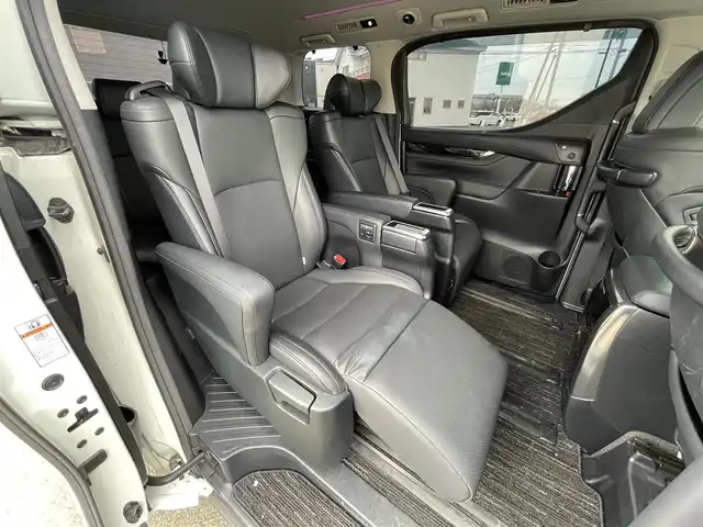 トヨタ アルファードハイブリット SR Cパッケージ 道央・札幌 2018(平30)年 10.4万km ホワイトパールクリスタルシャイン ４WD/TRDエアロ/JBLプレミアムサウンドシステム/純正ディーラーOPナビ/CD/DVD/BT/フルセグ/純正フリップダウンモニター/トヨタセーフティセンス/プリクラッシュセーフティ/横滑り防止装置/レーダークルーズコントロール/レーンキープアシスト/クリアランスソナー/ブラインドスポットモニター/パーキングサポートブレーキ/リアクロストラフィックアラート/ロードサインアシスト/アラウンドビューモニター/ビルトインETC2.0/ドライブレコーダー/デジタルインナーミラー/両側パワースライドドア/パワーバックドア/前席/２列目パワーシート/前席/２列目シートヒーター/前席エアシート/D席メモリーシート/N席/２列目オットマン/ステアリングリモコン/ハンドルヒーター/AC100V/電動パーキング/ブレーキホールド/プッシュスタート/スマートキー/LEDヘッドライト/オートライト/オートハイビーム/フォグランプ/電動格納ミラー/ウィンカーミラー/純正フロアマット/ドアバイザー/スペアキー/h粗衣社外AW付夏タイヤ積込/245/40/R20/2022年/山1mm
