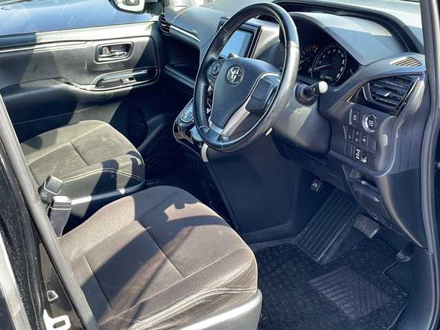 トヨタ エスクァイア Xi 道東・釧路十勝 2019(平31)年 7.9万km 黒 4WD/寒冷地仕様/純正ナビ　/　(AM/FM/CD/DVD/BT)/バックカメラ/片側パワースライドドア/社外18インチAW/純正フロアマット/ドアバイザー/MTモード付AT/アイドリングストップ/クルーズコントロール/レーンキープアシスト/オートライト/フォグランプ/盗難防止装置/ABS/横滑り防止装置/USB入力端子