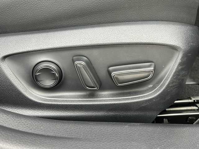 トヨタ カムリ WS 愛知県 2019(平31)年 4.2万km アティチュードブラックマイカ/プラチナホワイトパールマイカ 禁煙車/純正9インチナビ/（CD/DVD/Bluetooth/フルセグTV/AM/FM)/バックカメラ/トヨタセーフティセンス/・プリクラッシュセーフティ/・レーンキープアシスト/・オートマチックハイビーム/・追従式クルーズコントロール/・誤発進抑制機能/ブラインドスポットモニター/ETC/パワーシート/ドライブレコーダー/パドルシフト/純正アルミホイール/純正フロアマット/社外レーダー/スマートキー/プッシュスタート