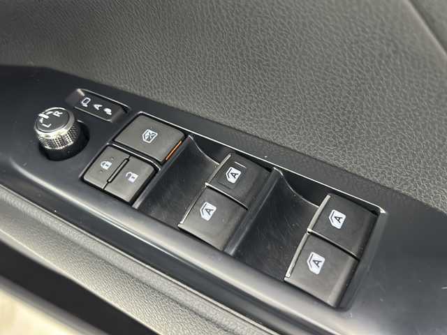 トヨタ カムリ WS 愛知県 2019(平31)年 4.2万km アティチュードブラックマイカ/プラチナホワイトパールマイカ 禁煙車/純正9インチナビ/（CD/DVD/Bluetooth/フルセグTV/AM/FM)/バックカメラ/トヨタセーフティセンス/・プリクラッシュセーフティ/・レーンキープアシスト/・オートマチックハイビーム/・追従式クルーズコントロール/・誤発進抑制機能/ブラインドスポットモニター/ETC/パワーシート/ドライブレコーダー/パドルシフト/純正アルミホイール/純正フロアマット/社外レーダー/スマートキー/プッシュスタート
