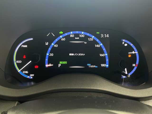 トヨタ ヤリスクロス ハイブリッド Z 岐阜県 2022(令4)年 1.1万km プラチナホワイトパールマイカ 純正9型ディスプレイオーディオ/・コネクテッドナビ対応/・Apple Car Play/Android Auto/BlueTooth/MiraCast/USB/ラジオ/ブラインドスポットモニター＋安心降車アシスト/バックガイドモニター/パノラミックビューモニター/ETC2.0/運転席パワーシート/電動パーキング/ブレーキホールド/車両接近通報装置/合皮シート/シートヒーター(D＋N席)/ステアリングヒーター/純正フロアマット/純正Zグレード 18インチアルミホイル/TOYOTA Safety Sense/・プリクラッシュセーフティ/・レーントレーシングアシスト/・レーダークルーズコントロール/・オートマチックハイビーム/・ロードサインアシスト/・ドライバー異常時対応システム/・プロアクティブドライビングアシスト/・発進遅れ告知機能