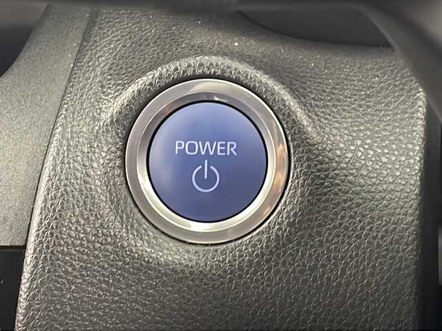 トヨタ ヤリスクロス ハイブリッド Z 岐阜県 2022(令4)年 1.1万km プラチナホワイトパールマイカ 純正9型ディスプレイオーディオ/・コネクテッドナビ対応/・Apple Car Play/Android Auto/BlueTooth/MiraCast/USB/ラジオ/ブラインドスポットモニター＋安心降車アシスト/バックガイドモニター/パノラミックビューモニター/ETC2.0/運転席パワーシート/電動パーキング/ブレーキホールド/車両接近通報装置/合皮シート/シートヒーター(D＋N席)/ステアリングヒーター/純正フロアマット/純正Zグレード 18インチアルミホイル/TOYOTA Safety Sense/・プリクラッシュセーフティ/・レーントレーシングアシスト/・レーダークルーズコントロール/・オートマチックハイビーム/・ロードサインアシスト/・ドライバー異常時対応システム/・プロアクティブドライビングアシスト/・発進遅れ告知機能