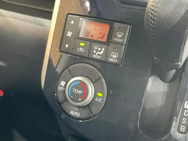 ダイハツ タント カスタム RS トップED SA Ⅲ 岩手県 2018(平30)年 1.7万km ブライトシルバーメタリック ４WD/両側パワースライドドア/アイドリングストップ/横滑り防止装置/寒冷地仕様/スマートアシスト３/ロールサンシェード/純正LEDヘッドライト/純正ディスプレイオーディオ/純正フロアマット/レーンアシスト/ベンチシート/バックドア