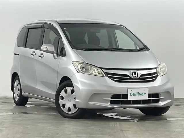 ホンダ フリード G ジャストセレクション 福島県 2012(平24)年 8.9万km アラバスターシルバーメタリック 純正9インチナビ：VXM-135VFNi/・フルセグ/CD/DVD/SD/USB/BT/FM/AM/・バックカメラ/・ETC/純正フリップダウンモニター/クルーズコントロール/両側パワースライドドア/3列シート/・チップアップシート/ウィンカーミラー/キセノンヘッドライト/・オートライト/ドアバイザー/純正フロアマット/スマートキー