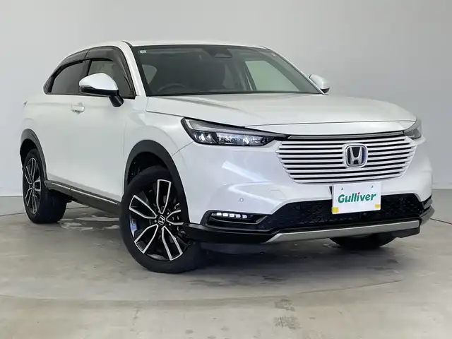 ホンダ ヴェゼル ハイブリッド e:HEV Z 新潟県 2021(令3)年 5.8万km プラチナホワイトパール Honda SENSING/　・衝突軽減ブレーキ/　・レーダークルーズコントロール/　・レーンキープアシスト/　・ブラインドスポットインフォメーション/　・後退出庫サポート/Honda CONNECTディスプレーナビ/フルセグTV/Bluetooth/バックカメラ/ビルトインETC2.0車載器/ワイヤレス充電器（置くだけ充電）/親水/ヒーテッドドアミラー/熱線入りフロントウインドウ/ハーフレザーシート/運転席助手席シートヒーター/ハンズフリーアクセスパワーテールゲート(予約クローズ機能付)/LEDシーケンシャルターンシグナルランプ/オートライト/オートハイビーム/LEDヘッドライト/コーナーセンサー/純正18インチアルミホイール/革巻きステアリング/ステアリングスイッチ/パドルシフト/純正フロアマット/ドアバイザー