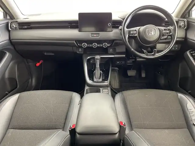 ホンダ ヴェゼル ハイブリッド e:HEV Z 新潟県 2021(令3)年 5.8万km プラチナホワイトパール Honda SENSING/　・衝突軽減ブレーキ/　・レーダークルーズコントロール/　・レーンキープアシスト/　・ブラインドスポットインフォメーション/　・後退出庫サポート/Honda CONNECTディスプレーナビ/フルセグTV/Bluetooth/バックカメラ/ビルトインETC2.0車載器/ワイヤレス充電器（置くだけ充電）/親水/ヒーテッドドアミラー/熱線入りフロントウインドウ/ハーフレザーシート/運転席助手席シートヒーター/ハンズフリーアクセスパワーテールゲート(予約クローズ機能付)/LEDシーケンシャルターンシグナルランプ/オートライト/オートハイビーム/LEDヘッドライト/コーナーセンサー/純正18インチアルミホイール/革巻きステアリング/ステアリングスイッチ/パドルシフト/純正フロアマット/ドアバイザー