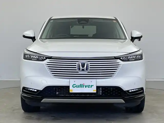 ホンダ ヴェゼル ハイブリッド e:HEV Z 新潟県 2021(令3)年 5.8万km プラチナホワイトパール Honda SENSING/　・衝突軽減ブレーキ/　・レーダークルーズコントロール/　・レーンキープアシスト/　・ブラインドスポットインフォメーション/　・後退出庫サポート/Honda CONNECTディスプレーナビ/フルセグTV/Bluetooth/バックカメラ/ビルトインETC2.0車載器/ワイヤレス充電器（置くだけ充電）/親水/ヒーテッドドアミラー/熱線入りフロントウインドウ/ハーフレザーシート/運転席助手席シートヒーター/ハンズフリーアクセスパワーテールゲート(予約クローズ機能付)/LEDシーケンシャルターンシグナルランプ/オートライト/オートハイビーム/LEDヘッドライト/コーナーセンサー/純正18インチアルミホイール/革巻きステアリング/ステアリングスイッチ/パドルシフト/純正フロアマット/ドアバイザー