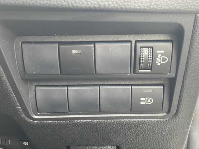 トヨタ ヤリスクロス ハイブリッド G 三重県 2020(令2)年 0.5万km ホワイトパールクリスタルシャイン セーフティセンス/・プリクラッシュセーフティ/・レーントレーシングアシスト/・レーダークルーズコントロール/・オートマチックハイビーム/・ロードサインアシスト/先行車発進告知機能/セカンダリーコリジョンブレーキ/インテリジェントクリアランスソナー/純正ディスプレイオーディオ/【ナビ/フルセグ/CD/DVD/Bluetooth/USB/Miracast】/バックカメラ/ビルトインETC/オートライト/205/65R16インチ純正AW/プッシュスタート/スマートキー/スペアキー/純正フロアマット