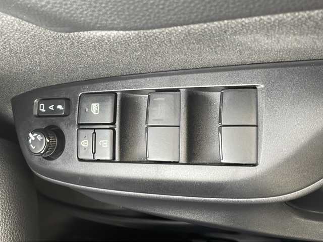 トヨタ ヤリスクロス ハイブリッド G 三重県 2020(令2)年 0.5万km ホワイトパールクリスタルシャイン セーフティセンス/・プリクラッシュセーフティ/・レーントレーシングアシスト/・レーダークルーズコントロール/・オートマチックハイビーム/・ロードサインアシスト/先行車発進告知機能/セカンダリーコリジョンブレーキ/インテリジェントクリアランスソナー/純正ディスプレイオーディオ/【ナビ/フルセグ/CD/DVD/Bluetooth/USB/Miracast】/バックカメラ/ビルトインETC/オートライト/205/65R16インチ純正AW/プッシュスタート/スマートキー/スペアキー/純正フロアマット