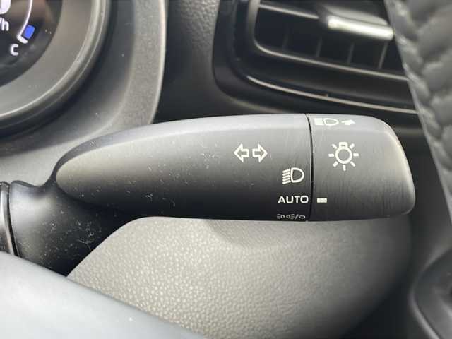 トヨタ ヤリスクロス ハイブリッド G 三重県 2020(令2)年 0.5万km ホワイトパールクリスタルシャイン セーフティセンス/・プリクラッシュセーフティ/・レーントレーシングアシスト/・レーダークルーズコントロール/・オートマチックハイビーム/・ロードサインアシスト/先行車発進告知機能/セカンダリーコリジョンブレーキ/インテリジェントクリアランスソナー/純正ディスプレイオーディオ/【ナビ/フルセグ/CD/DVD/Bluetooth/USB/Miracast】/バックカメラ/ビルトインETC/オートライト/205/65R16インチ純正AW/プッシュスタート/スマートキー/スペアキー/純正フロアマット