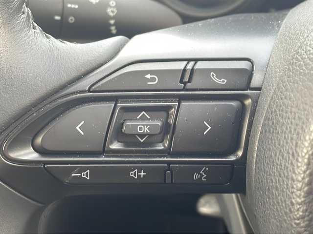 トヨタ ヤリスクロス ハイブリッド G 三重県 2020(令2)年 0.5万km ホワイトパールクリスタルシャイン セーフティセンス/・プリクラッシュセーフティ/・レーントレーシングアシスト/・レーダークルーズコントロール/・オートマチックハイビーム/・ロードサインアシスト/先行車発進告知機能/セカンダリーコリジョンブレーキ/インテリジェントクリアランスソナー/純正ディスプレイオーディオ/【ナビ/フルセグ/CD/DVD/Bluetooth/USB/Miracast】/バックカメラ/ビルトインETC/オートライト/205/65R16インチ純正AW/プッシュスタート/スマートキー/スペアキー/純正フロアマット