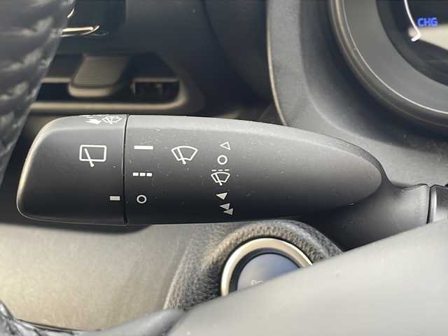 トヨタ ヤリスクロス ハイブリッド G 三重県 2020(令2)年 0.5万km ホワイトパールクリスタルシャイン セーフティセンス/・プリクラッシュセーフティ/・レーントレーシングアシスト/・レーダークルーズコントロール/・オートマチックハイビーム/・ロードサインアシスト/先行車発進告知機能/セカンダリーコリジョンブレーキ/インテリジェントクリアランスソナー/純正ディスプレイオーディオ/【ナビ/フルセグ/CD/DVD/Bluetooth/USB/Miracast】/バックカメラ/ビルトインETC/オートライト/205/65R16インチ純正AW/プッシュスタート/スマートキー/スペアキー/純正フロアマット