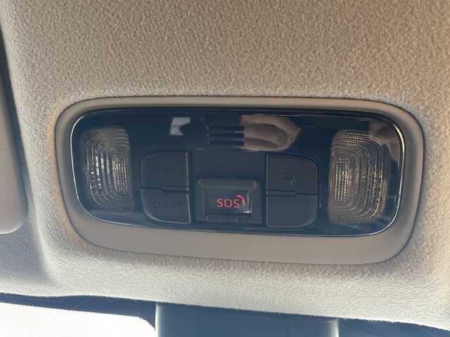 トヨタ ヤリスクロス ハイブリッド G 三重県 2020(令2)年 0.5万km ホワイトパールクリスタルシャイン セーフティセンス/・プリクラッシュセーフティ/・レーントレーシングアシスト/・レーダークルーズコントロール/・オートマチックハイビーム/・ロードサインアシスト/先行車発進告知機能/セカンダリーコリジョンブレーキ/インテリジェントクリアランスソナー/純正ディスプレイオーディオ/【ナビ/フルセグ/CD/DVD/Bluetooth/USB/Miracast】/バックカメラ/ビルトインETC/オートライト/205/65R16インチ純正AW/プッシュスタート/スマートキー/スペアキー/純正フロアマット