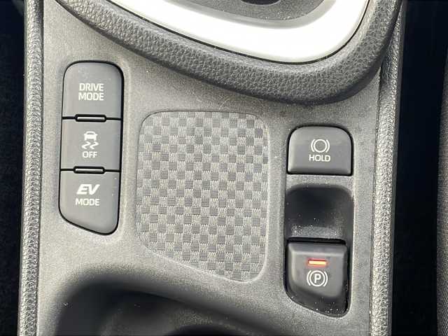 トヨタ ヤリスクロス ハイブリッド G 三重県 2020(令2)年 0.5万km ホワイトパールクリスタルシャイン セーフティセンス/・プリクラッシュセーフティ/・レーントレーシングアシスト/・レーダークルーズコントロール/・オートマチックハイビーム/・ロードサインアシスト/先行車発進告知機能/セカンダリーコリジョンブレーキ/インテリジェントクリアランスソナー/純正ディスプレイオーディオ/【ナビ/フルセグ/CD/DVD/Bluetooth/USB/Miracast】/バックカメラ/ビルトインETC/オートライト/205/65R16インチ純正AW/プッシュスタート/スマートキー/スペアキー/純正フロアマット