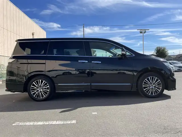 日産 エルグランド 250ハイウェイスターS 東京都 2023(令5)年 4.3万km 黒 4WD/純正ナビ/バックカメラ/Bluetooth/両側パワースライドドア/LEDヘッドライト/ETC/衝突被害軽減ブレーキ/レーンキープアシスト/クルーズコントロール/前後コーナーセンサー/オートライト/ハーフレザーシート/スマートキー