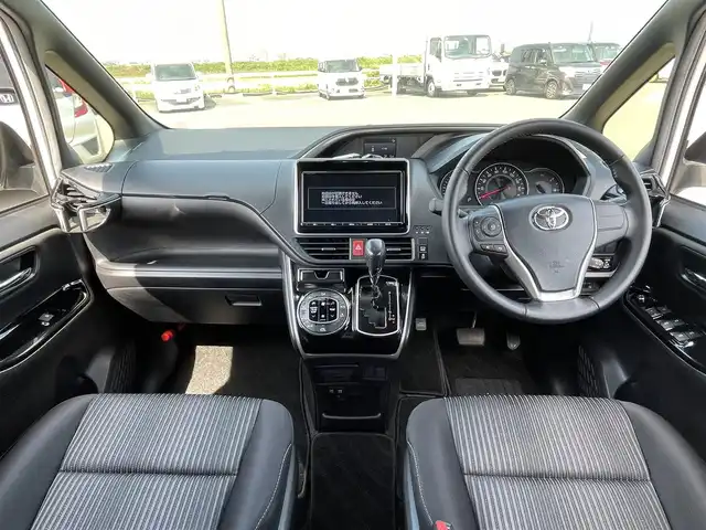 トヨタ ヴォクシー ZS 煌Ⅱ 佐賀県 2019(令1)年 4.9万km ホワイトパールクリスタルシャイン SiLK Blazeリアスポイラー・リアアンダー/社外フロントグリル/純正9インチナビ/・フルセグTV/CD/SD/Bluetooth/フリップダウンモニター/ドラレコ付きデジタルインナーミラー/バックカメラ/両側パワースライドドア/後席用サイドサンシェード/ISOFIX対応/ビルトインETC/革巻きステアリング/ステアリングリモコン/クルーズコントロール/レーンディパーチャーアラート/プリクラッシュブレーキ/先行車発進お知らせ機能/クリアランスソナー/ウィンカーミラー/純正LEDヘッドライト/純正LEDフォグライト/純正1６インチアルミ/スペアキー１本