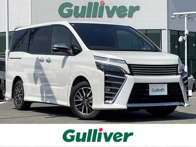 トヨタ ヴォクシー ZS 煌Ⅱ 佐賀県 2019(令1)年 4.9万km ホワイトパールクリスタルシャイン SiLK Blazeリアスポイラー・リアアンダー/社外フロントグリル/純正9インチナビ/・フルセグTV/CD/SD/Bluetooth/フリップダウンモニター/ドラレコ付きデジタルインナーミラー/バックカメラ/両側パワースライドドア/後席用サイドサンシェード/ISOFIX対応/ビルトインETC/革巻きステアリング/ステアリングリモコン/クルーズコントロール/レーンディパーチャーアラート/プリクラッシュブレーキ/先行車発進お知らせ機能/クリアランスソナー/ウィンカーミラー/純正LEDヘッドライト/純正LEDフォグライト/純正1６インチアルミ/スペアキー１本