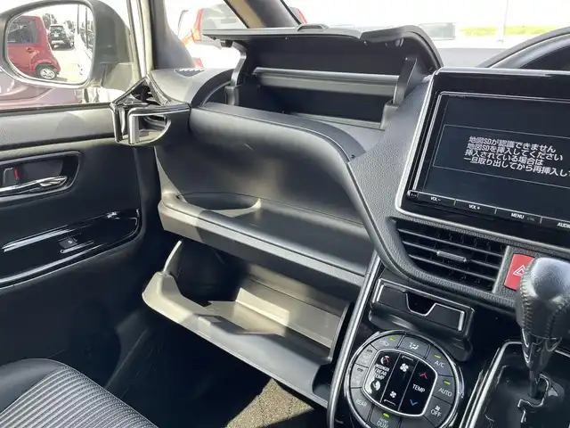 トヨタ ヴォクシー ZS 煌Ⅱ 佐賀県 2019(令1)年 4.9万km ホワイトパールクリスタルシャイン SiLK Blazeリアスポイラー・リアアンダー/社外フロントグリル/純正9インチナビ/・フルセグTV/CD/SD/Bluetooth/フリップダウンモニター/ドラレコ付きデジタルインナーミラー/バックカメラ/両側パワースライドドア/後席用サイドサンシェード/ISOFIX対応/ビルトインETC/革巻きステアリング/ステアリングリモコン/クルーズコントロール/レーンディパーチャーアラート/プリクラッシュブレーキ/先行車発進お知らせ機能/クリアランスソナー/ウィンカーミラー/純正LEDヘッドライト/純正LEDフォグライト/純正1６インチアルミ/スペアキー１本