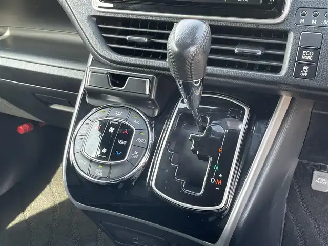 トヨタ ヴォクシー ZS 煌Ⅱ 佐賀県 2019(令1)年 4.9万km ホワイトパールクリスタルシャイン SiLK Blazeリアスポイラー・リアアンダー/社外フロントグリル/純正9インチナビ/・フルセグTV/CD/SD/Bluetooth/フリップダウンモニター/ドラレコ付きデジタルインナーミラー/バックカメラ/両側パワースライドドア/後席用サイドサンシェード/ISOFIX対応/ビルトインETC/革巻きステアリング/ステアリングリモコン/クルーズコントロール/レーンディパーチャーアラート/プリクラッシュブレーキ/先行車発進お知らせ機能/クリアランスソナー/ウィンカーミラー/純正LEDヘッドライト/純正LEDフォグライト/純正1６インチアルミ/スペアキー１本