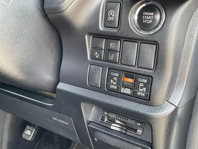 トヨタ ヴォクシー ZS 煌Ⅱ 佐賀県 2019(令1)年 4.9万km ホワイトパールクリスタルシャイン SiLK Blazeリアスポイラー・リアアンダー/社外フロントグリル/純正9インチナビ/・フルセグTV/CD/SD/Bluetooth/フリップダウンモニター/ドラレコ付きデジタルインナーミラー/バックカメラ/両側パワースライドドア/後席用サイドサンシェード/ISOFIX対応/ビルトインETC/革巻きステアリング/ステアリングリモコン/クルーズコントロール/レーンディパーチャーアラート/プリクラッシュブレーキ/先行車発進お知らせ機能/クリアランスソナー/ウィンカーミラー/純正LEDヘッドライト/純正LEDフォグライト/純正1６インチアルミ/スペアキー１本