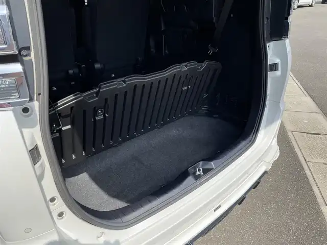 トヨタ ヴォクシー ZS 煌Ⅱ 佐賀県 2019(令1)年 4.9万km ホワイトパールクリスタルシャイン SiLK Blazeリアスポイラー・リアアンダー/社外フロントグリル/純正9インチナビ/・フルセグTV/CD/SD/Bluetooth/フリップダウンモニター/ドラレコ付きデジタルインナーミラー/バックカメラ/両側パワースライドドア/後席用サイドサンシェード/ISOFIX対応/ビルトインETC/革巻きステアリング/ステアリングリモコン/クルーズコントロール/レーンディパーチャーアラート/プリクラッシュブレーキ/先行車発進お知らせ機能/クリアランスソナー/ウィンカーミラー/純正LEDヘッドライト/純正LEDフォグライト/純正1６インチアルミ/スペアキー１本