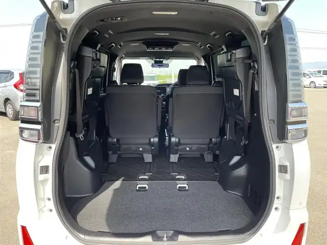 トヨタ ヴォクシー ZS 煌Ⅱ 佐賀県 2019(令1)年 4.9万km ホワイトパールクリスタルシャイン SiLK Blazeリアスポイラー・リアアンダー/社外フロントグリル/純正9インチナビ/・フルセグTV/CD/SD/Bluetooth/フリップダウンモニター/ドラレコ付きデジタルインナーミラー/バックカメラ/両側パワースライドドア/後席用サイドサンシェード/ISOFIX対応/ビルトインETC/革巻きステアリング/ステアリングリモコン/クルーズコントロール/レーンディパーチャーアラート/プリクラッシュブレーキ/先行車発進お知らせ機能/クリアランスソナー/ウィンカーミラー/純正LEDヘッドライト/純正LEDフォグライト/純正1６インチアルミ/スペアキー１本