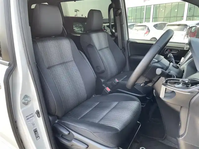 トヨタ ヴォクシー ZS 煌Ⅱ 佐賀県 2019(令1)年 4.9万km ホワイトパールクリスタルシャイン SiLK Blazeリアスポイラー・リアアンダー/社外フロントグリル/純正9インチナビ/・フルセグTV/CD/SD/Bluetooth/フリップダウンモニター/ドラレコ付きデジタルインナーミラー/バックカメラ/両側パワースライドドア/後席用サイドサンシェード/ISOFIX対応/ビルトインETC/革巻きステアリング/ステアリングリモコン/クルーズコントロール/レーンディパーチャーアラート/プリクラッシュブレーキ/先行車発進お知らせ機能/クリアランスソナー/ウィンカーミラー/純正LEDヘッドライト/純正LEDフォグライト/純正1６インチアルミ/スペアキー１本