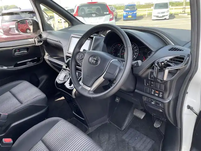 トヨタ ヴォクシー ZS 煌Ⅱ 佐賀県 2019(令1)年 4.9万km ホワイトパールクリスタルシャイン SiLK Blazeリアスポイラー・リアアンダー/社外フロントグリル/純正9インチナビ/・フルセグTV/CD/SD/Bluetooth/フリップダウンモニター/ドラレコ付きデジタルインナーミラー/バックカメラ/両側パワースライドドア/後席用サイドサンシェード/ISOFIX対応/ビルトインETC/革巻きステアリング/ステアリングリモコン/クルーズコントロール/レーンディパーチャーアラート/プリクラッシュブレーキ/先行車発進お知らせ機能/クリアランスソナー/ウィンカーミラー/純正LEDヘッドライト/純正LEDフォグライト/純正1６インチアルミ/スペアキー１本