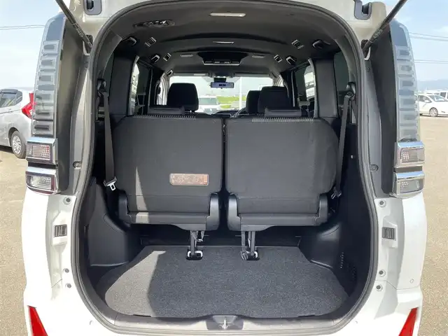 トヨタ ヴォクシー ZS 煌Ⅱ 佐賀県 2019(令1)年 4.9万km ホワイトパールクリスタルシャイン SiLK Blazeリアスポイラー・リアアンダー/社外フロントグリル/純正9インチナビ/・フルセグTV/CD/SD/Bluetooth/フリップダウンモニター/ドラレコ付きデジタルインナーミラー/バックカメラ/両側パワースライドドア/後席用サイドサンシェード/ISOFIX対応/ビルトインETC/革巻きステアリング/ステアリングリモコン/クルーズコントロール/レーンディパーチャーアラート/プリクラッシュブレーキ/先行車発進お知らせ機能/クリアランスソナー/ウィンカーミラー/純正LEDヘッドライト/純正LEDフォグライト/純正1６インチアルミ/スペアキー１本