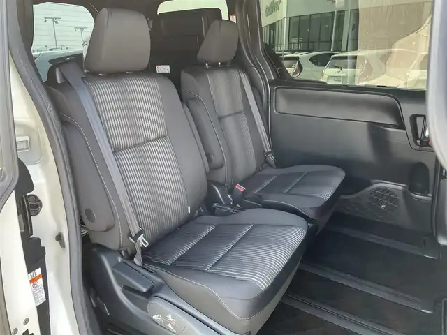 トヨタ ヴォクシー ZS 煌Ⅱ 佐賀県 2019(令1)年 4.9万km ホワイトパールクリスタルシャイン SiLK Blazeリアスポイラー・リアアンダー/社外フロントグリル/純正9インチナビ/・フルセグTV/CD/SD/Bluetooth/フリップダウンモニター/ドラレコ付きデジタルインナーミラー/バックカメラ/両側パワースライドドア/後席用サイドサンシェード/ISOFIX対応/ビルトインETC/革巻きステアリング/ステアリングリモコン/クルーズコントロール/レーンディパーチャーアラート/プリクラッシュブレーキ/先行車発進お知らせ機能/クリアランスソナー/ウィンカーミラー/純正LEDヘッドライト/純正LEDフォグライト/純正1６インチアルミ/スペアキー１本