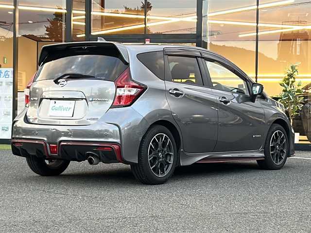 日産 ノート e－パワーニスモ S 大阪府 2019(令1)年 8.4万km ダークメタルグレー 衝突軽減システム　７型純正ナビ　全方位カメラ　フルセグＴＶ　Ｂｌｕｅｔｏｏｔｈ　ＣＤ　ＤＶＤ　前後コーナーセンサー　前後ドライブレコーダー　ＬＥＤヘッドライト　オートライト　オートハイビーム　ＥＴＣ　スマートキー　スペアキー　プッシュスタート　純正アルミホイール　純正フロアマット　取扱説明書　保証書