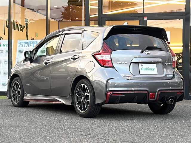 日産 ノート e－パワーニスモ S 大阪府 2019(令1)年 8.4万km ダークメタルグレー 衝突軽減システム　７型純正ナビ　全方位カメラ　フルセグＴＶ　Ｂｌｕｅｔｏｏｔｈ　ＣＤ　ＤＶＤ　前後コーナーセンサー　前後ドライブレコーダー　ＬＥＤヘッドライト　オートライト　オートハイビーム　ＥＴＣ　スマートキー　スペアキー　プッシュスタート　純正アルミホイール　純正フロアマット　取扱説明書　保証書