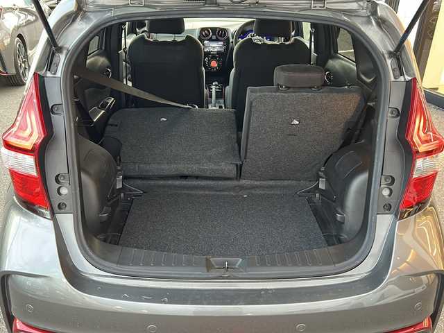 日産 ノート e－パワーニスモ S 大阪府 2019(令1)年 8.4万km ダークメタルグレー 衝突軽減システム　７型純正ナビ　全方位カメラ　フルセグＴＶ　Ｂｌｕｅｔｏｏｔｈ　ＣＤ　ＤＶＤ　前後コーナーセンサー　前後ドライブレコーダー　ＬＥＤヘッドライト　オートライト　オートハイビーム　ＥＴＣ　スマートキー　スペアキー　プッシュスタート　純正アルミホイール　純正フロアマット　取扱説明書　保証書