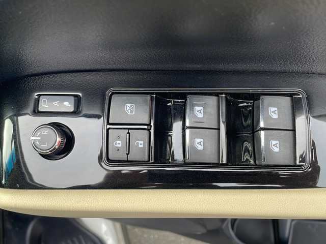 トヨタ ヴェルファイア X 岩手県 2015(平27)年 5.2万km ホワイトパールクリスタルシャイン 純正9インチナビ/CD/DVD/Bluetooth/フルセグTV/純正フリップダウンモニター/バックカメラ/ビルトインETC/両側パワースライドドア/コーナーセンサー/革調シートカバー/アイドリングストップ/オートライト/LEDヘッドライト/スマートキー/プッシュスタート/電動格納ミラー/純正16インチAW/フロアマット/ドアバイザー