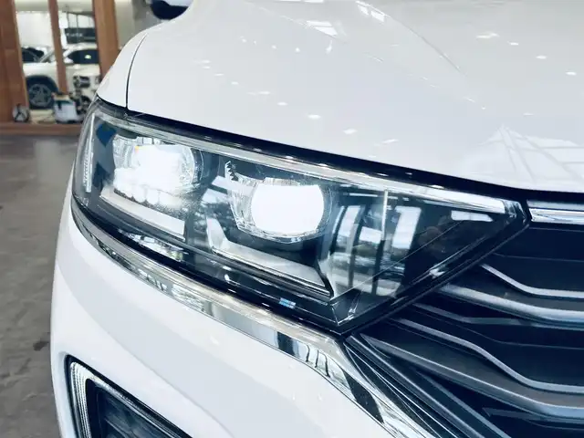 フォルクスワーゲン Ｔ－ロック TDI スポーツ 大阪府 2021(令3)年 1.5万km ピュアホワイト ワンオーナー/純正ナビ/バックカメラ/applecarplay/ACC/ブラインドスポット/純正18インチAW/LEDヘッドライト/電動リアゲート/クリアランスソナー/パドルシフト/ルーフレール/ハーフ革/シートヒーター/ETC/ドラレコ