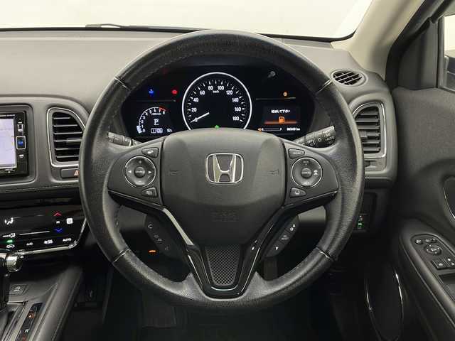 ホンダ ヴェゼル X ホンダセンシング 長野県 2019(令1)年 6.6万km プラチナホワイトパール 4WD/ワンオーナー/純正メモリナビ&フルセグTV&CD&DVD&USB&BT/ホンダセンシング/アダプティブクルーズコントロール/レーンキープアシスト/衝突軽減ブレーキ/アイドリングストップ/標識認識機能/先行車発進告知/前席シートヒーター/ステアリングスイッチ/バックカメラ/ビルトインETC/LEDヘッドライト/オートライト/フロントフォグランプ/電動格納ミラー/ウィンカーミラー/ドアミラーヒーター/電動ホールド/ブレーキホールド/社外15インチAW付スタッドレスタイヤ装着/純正16インチAW付サマータイヤ積込/純正フロアマット/純正ドアバイザー/プッシュスタート/スマートキー/スペアキー1本/取扱説明書/保証書