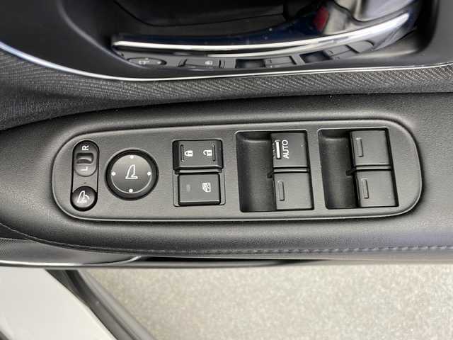 ホンダ ヴェゼル X ホンダセンシング 長野県 2019(令1)年 6.6万km プラチナホワイトパール 4WD/ワンオーナー/純正メモリナビ&フルセグTV&CD&DVD&USB&BT/ホンダセンシング/アダプティブクルーズコントロール/レーンキープアシスト/衝突軽減ブレーキ/アイドリングストップ/標識認識機能/先行車発進告知/前席シートヒーター/ステアリングスイッチ/バックカメラ/ビルトインETC/LEDヘッドライト/オートライト/フロントフォグランプ/電動格納ミラー/ウィンカーミラー/ドアミラーヒーター/電動ホールド/ブレーキホールド/社外15インチAW付スタッドレスタイヤ装着/純正16インチAW付サマータイヤ積込/純正フロアマット/純正ドアバイザー/プッシュスタート/スマートキー/スペアキー1本/取扱説明書/保証書