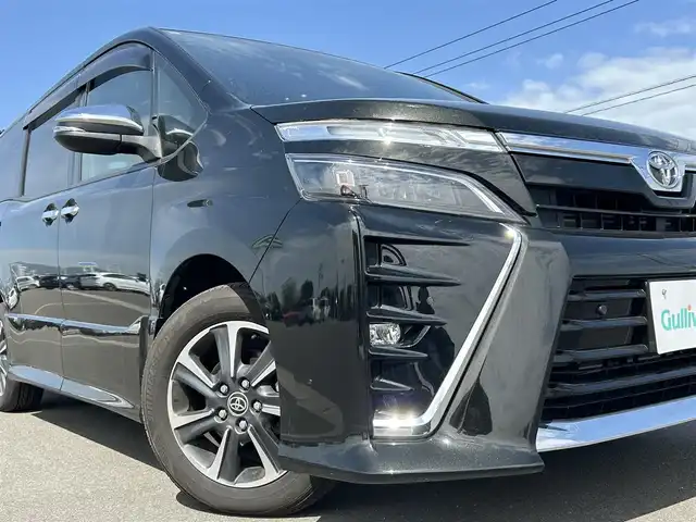 トヨタ ヴォクシー ZS 煌Ⅲ 佐賀県 2021(令3)年 2.1万km イナズマスパーキングブラックガラスフレーク トヨタセーフティーセンス/プリクラッシュセーフティー/レーントレーシングアシスト/レーンディパーチャーアラート/先行車発進お知らせ/クルーズコントロール/純正10インチナビゲーション/AM/FM/Bluetooth/フルセグ/CD/DVD//純正12インチフリップダウンモニター/両側パワースライドドア/ビルトインETC/バックカメラ/ハーフレザーシート/スマートキー/プッシュスタート/TVキャンセラー