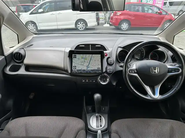 ホンダ フィット XH 東京都 2013(平25)年 6.6万km ポリッシュドメタルメタリック 純正9インチメモリナビ/CD/DVD/FM・AM/SD//フルセグTV/バックカメラ/ETC/ドライブレコーダー前後/クルーズコントロール/シートヒーター/キセノンヘッドライト/純正フロアマット/ドアバイザー/トノカバー/スマートキー/保証書/取扱説明書/スペアキー