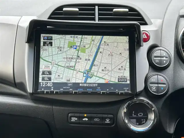 ホンダ フィット XH 東京都 2013(平25)年 6.6万km ポリッシュドメタルメタリック 純正9インチメモリナビ/CD/DVD/FM・AM/SD//フルセグTV/バックカメラ/ETC/ドライブレコーダー前後/クルーズコントロール/シートヒーター/キセノンヘッドライト/純正フロアマット/ドアバイザー/トノカバー/スマートキー/保証書/取扱説明書/スペアキー