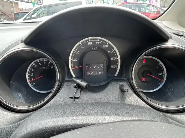 ホンダ フィット XH 東京都 2013(平25)年 6.6万km ポリッシュドメタルメタリック 純正9インチメモリナビ/CD/DVD/FM・AM/SD//フルセグTV/バックカメラ/ETC/ドライブレコーダー前後/クルーズコントロール/シートヒーター/キセノンヘッドライト/純正フロアマット/ドアバイザー/トノカバー/スマートキー/保証書/取扱説明書/スペアキー