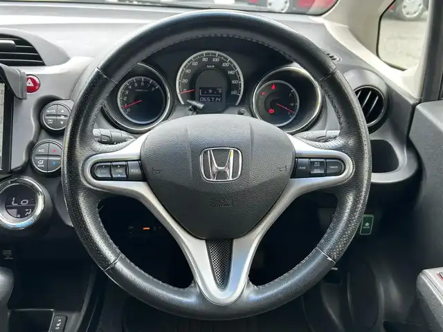 ホンダ フィット XH 東京都 2013(平25)年 6.6万km ポリッシュドメタルメタリック 純正9インチメモリナビ/CD/DVD/FM・AM/SD//フルセグTV/バックカメラ/ETC/ドライブレコーダー前後/クルーズコントロール/シートヒーター/キセノンヘッドライト/純正フロアマット/ドアバイザー/トノカバー/スマートキー/保証書/取扱説明書/スペアキー