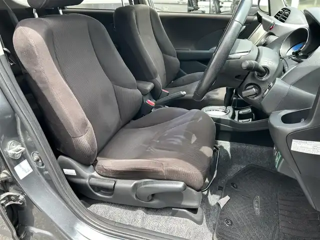 ホンダ フィット XH 東京都 2013(平25)年 6.6万km ポリッシュドメタルメタリック 純正9インチメモリナビ/CD/DVD/FM・AM/SD//フルセグTV/バックカメラ/ETC/ドライブレコーダー前後/クルーズコントロール/シートヒーター/キセノンヘッドライト/純正フロアマット/ドアバイザー/トノカバー/スマートキー/保証書/取扱説明書/スペアキー