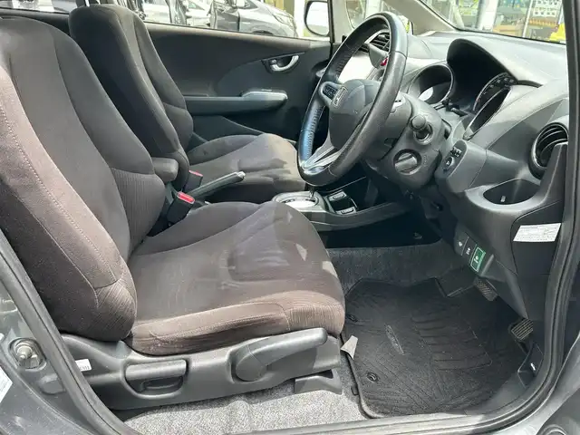 ホンダ フィット XH 東京都 2013(平25)年 6.6万km ポリッシュドメタルメタリック 純正9インチメモリナビ/CD/DVD/FM・AM/SD//フルセグTV/バックカメラ/ETC/ドライブレコーダー前後/クルーズコントロール/シートヒーター/キセノンヘッドライト/純正フロアマット/ドアバイザー/トノカバー/スマートキー/保証書/取扱説明書/スペアキー