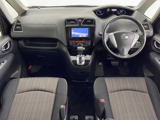 日産 セレナ ハイウェイスター Sハイブリッド 鹿児島県 2013(平25)年 7.5万km ダイヤモンドブラック 社外SDナビ【CN-S310D】/フリップダウンモニター/フルセグ/BT/CD/DVD/FM/AM/両側パワースライドドア/エマージェンシーブレーキシステム/レーンキープアシスト/オートライト/バックカメラ/プッシュスタート/純正15インチアルミ/電動格納ミラー/ビルトインETC