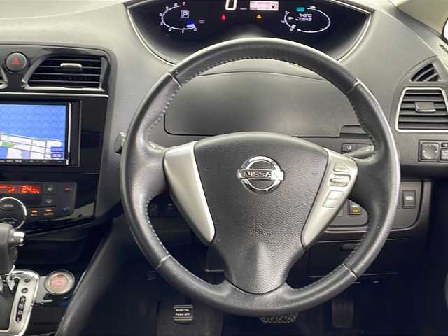 日産 セレナ ハイウェイスター Sハイブリッド 鹿児島県 2013(平25)年 7.5万km ダイヤモンドブラック 社外SDナビ【CN-S310D】/フリップダウンモニター/フルセグ/BT/CD/DVD/FM/AM/両側パワースライドドア/エマージェンシーブレーキシステム/レーンキープアシスト/オートライト/バックカメラ/プッシュスタート/純正15インチアルミ/電動格納ミラー/ビルトインETC