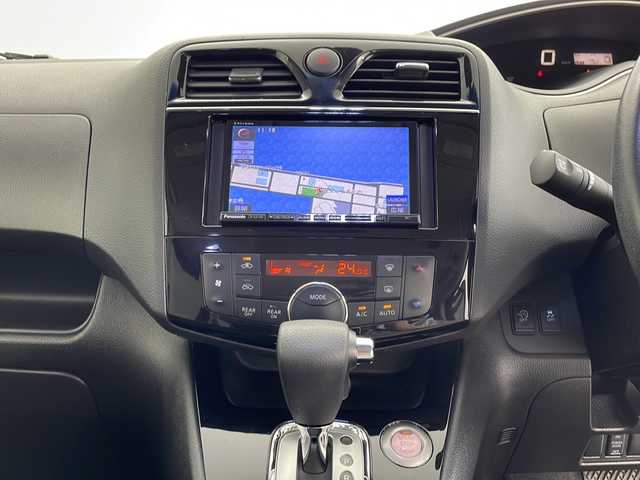 日産 セレナ ハイウェイスター Sハイブリッド 鹿児島県 2013(平25)年 7.5万km ダイヤモンドブラック 社外SDナビ【CN-S310D】/フリップダウンモニター/フルセグ/BT/CD/DVD/FM/AM/両側パワースライドドア/エマージェンシーブレーキシステム/レーンキープアシスト/オートライト/バックカメラ/プッシュスタート/純正15インチアルミ/電動格納ミラー/ビルトインETC